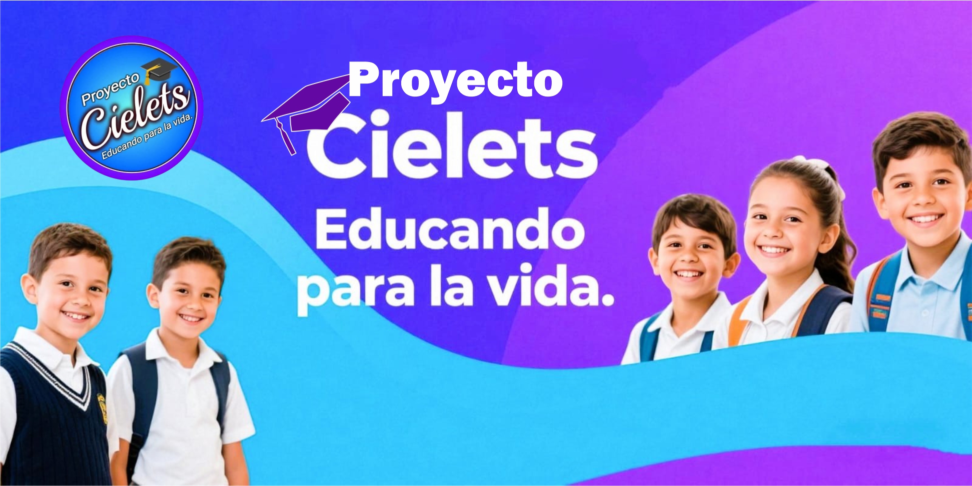 Estudiantes sonriendo en un aula moderna